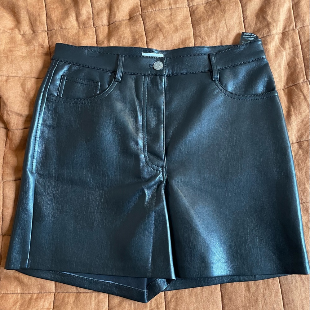 NWOT Wilfred faux leather shorts SZ 6